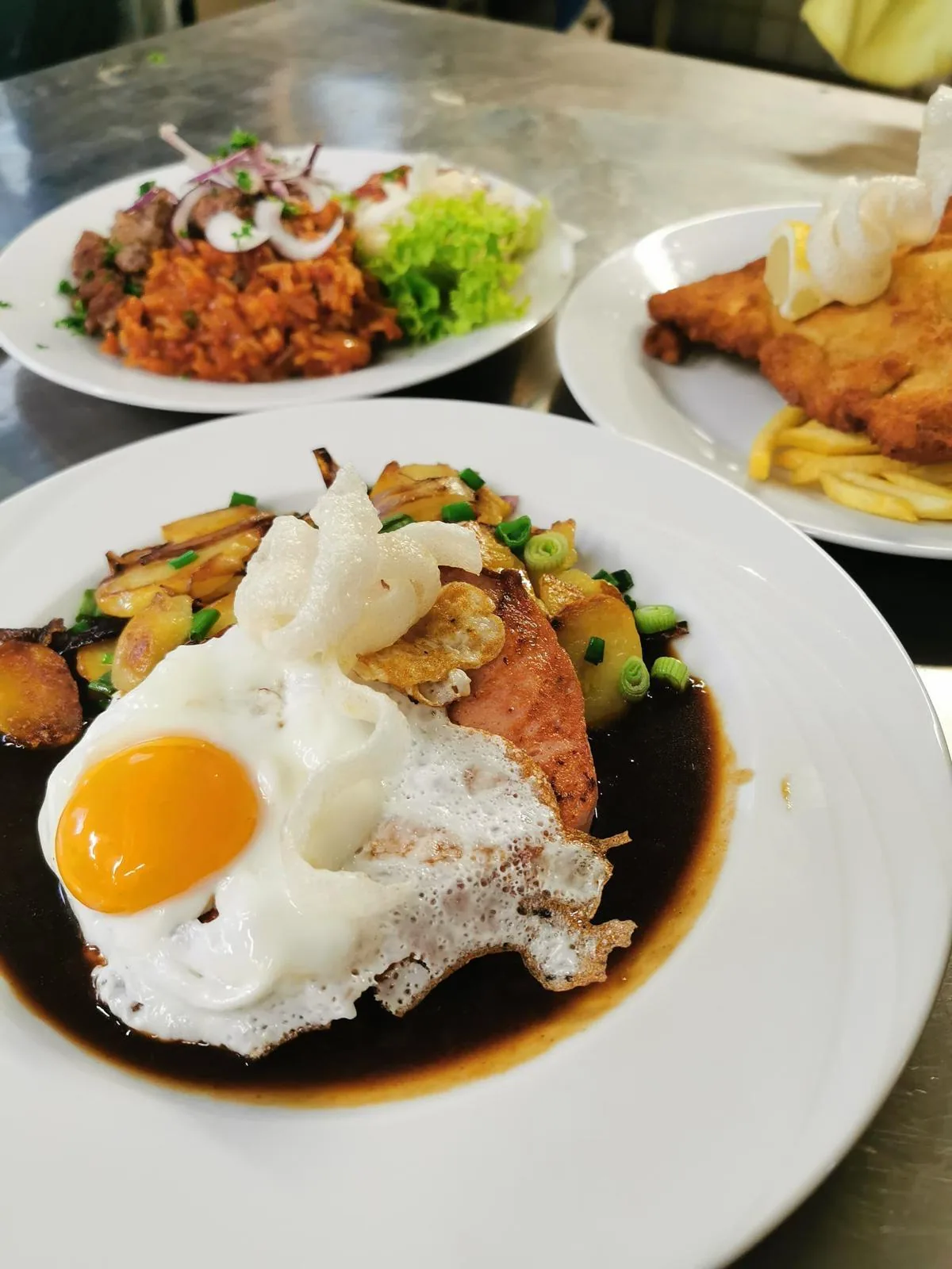 Balkanteller mit Cevapcici, Djuvecreis und Spiegelei