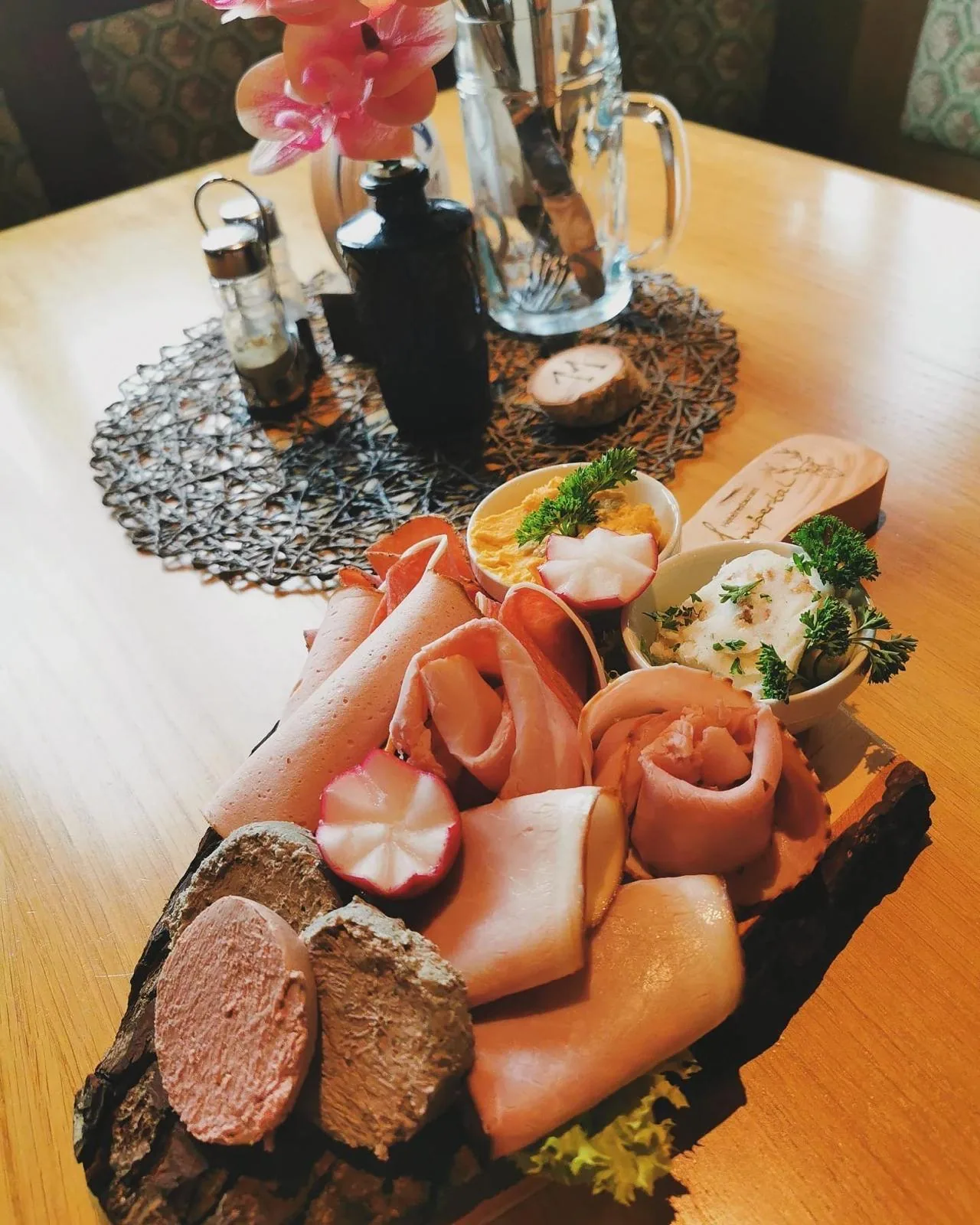 Brotzeitbrettl mit Aufschnitt und Bauernbrot