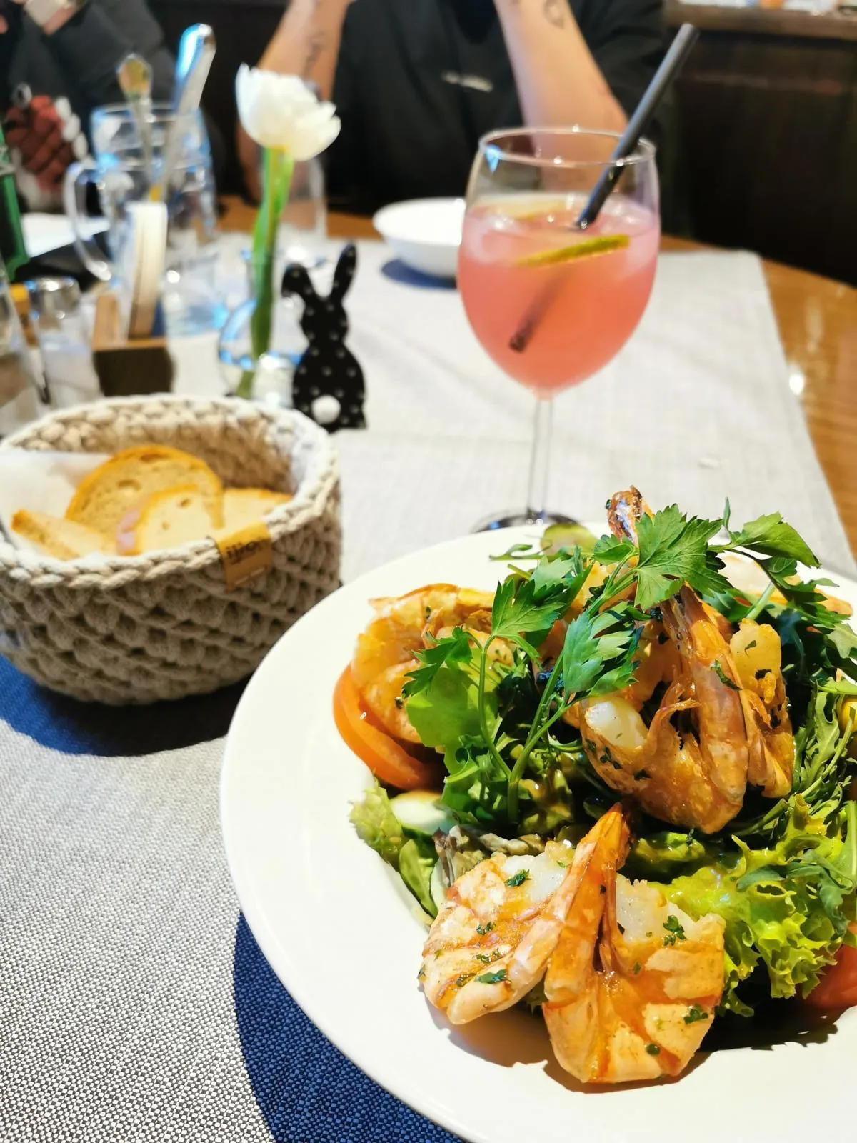 Großer Salatteller mit Garnelen