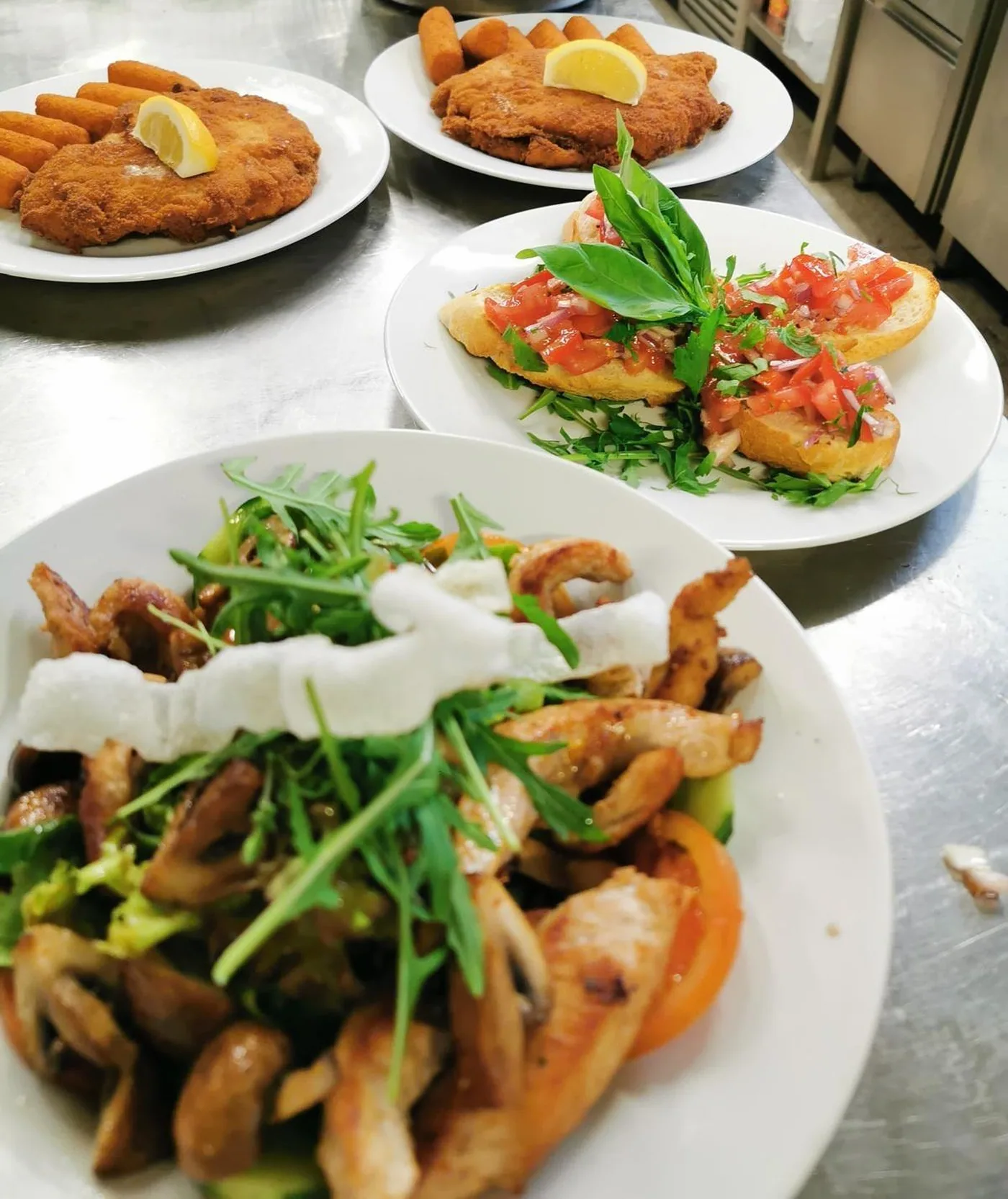 Schnitzel mit Salat und Rucola