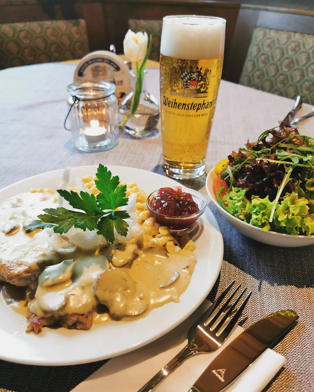 Hauptgericht mit Weißbier und Beilagensalat
