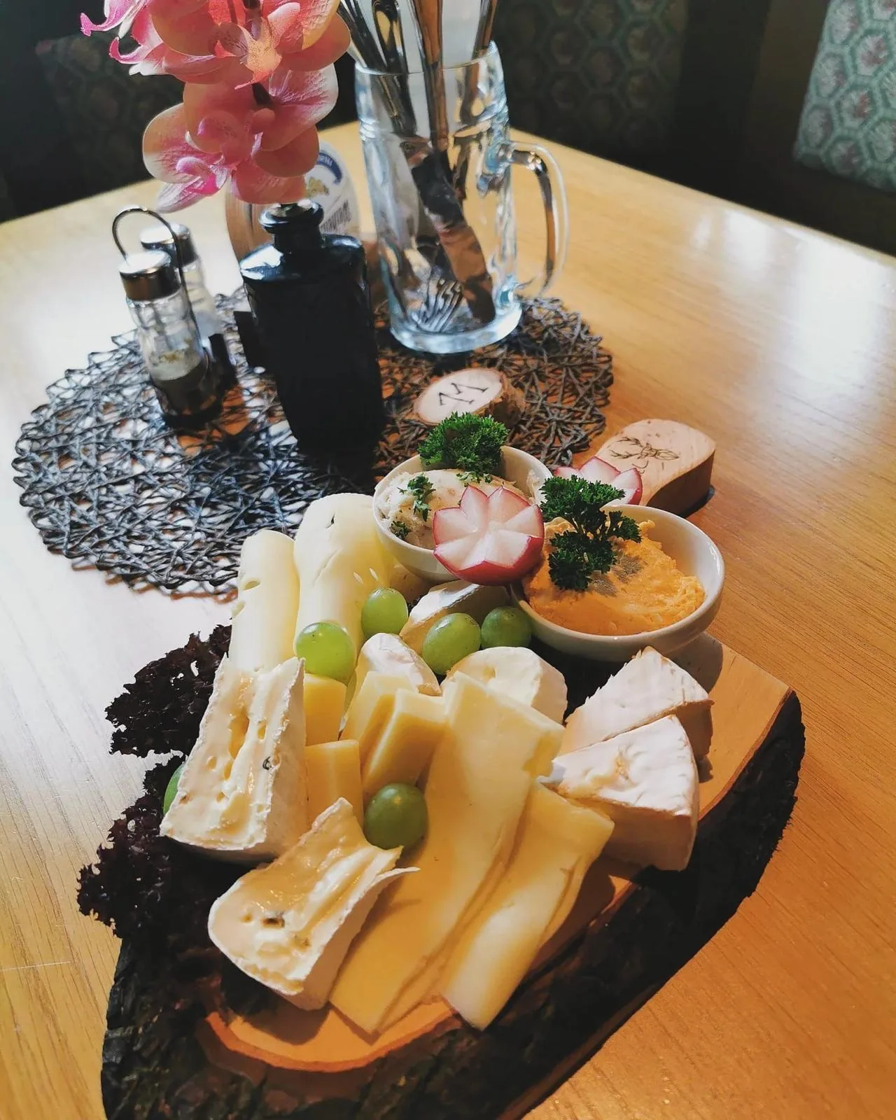 Kalte Platte mit Käse und Aufschnitt