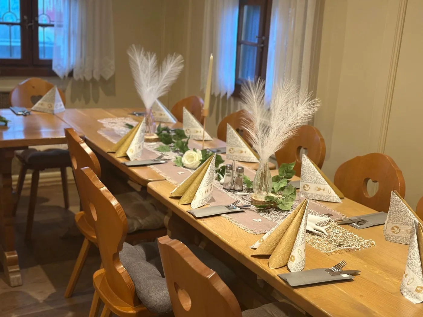 Lange Holztafel mit Servietten und Pampasgras dekoriert