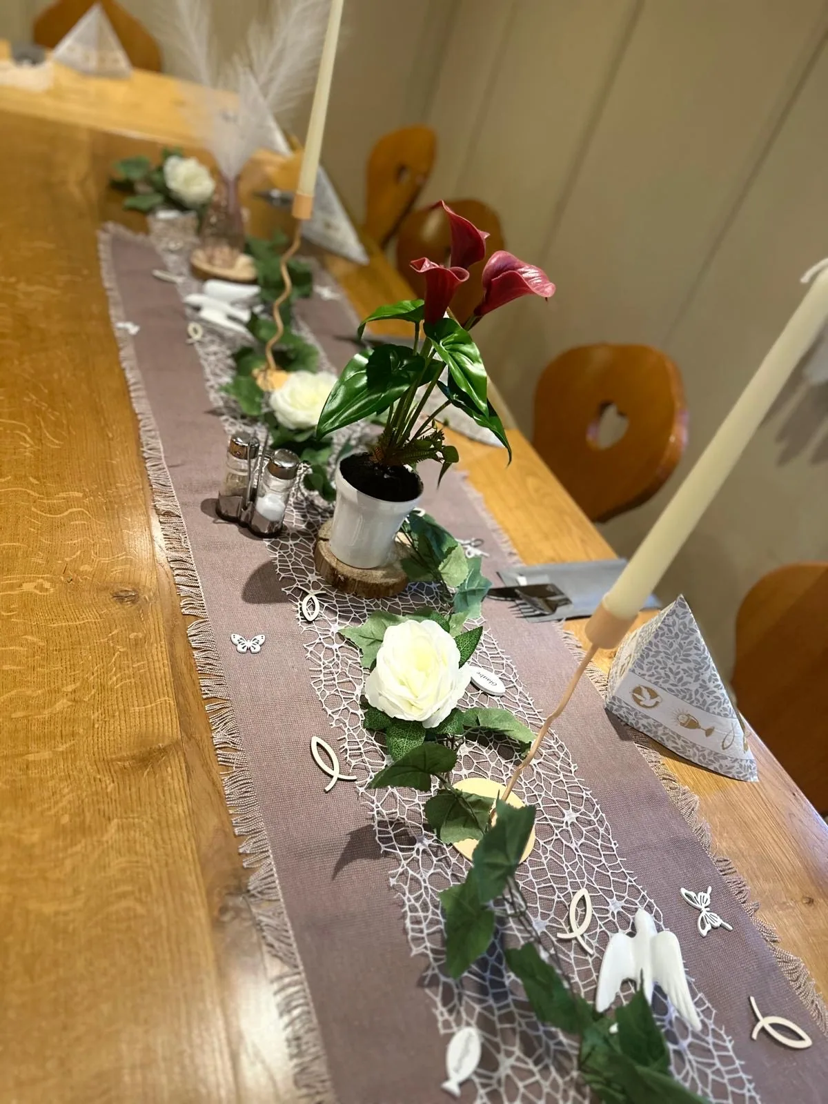 Tischdekoration mit Blumen und Kerzen