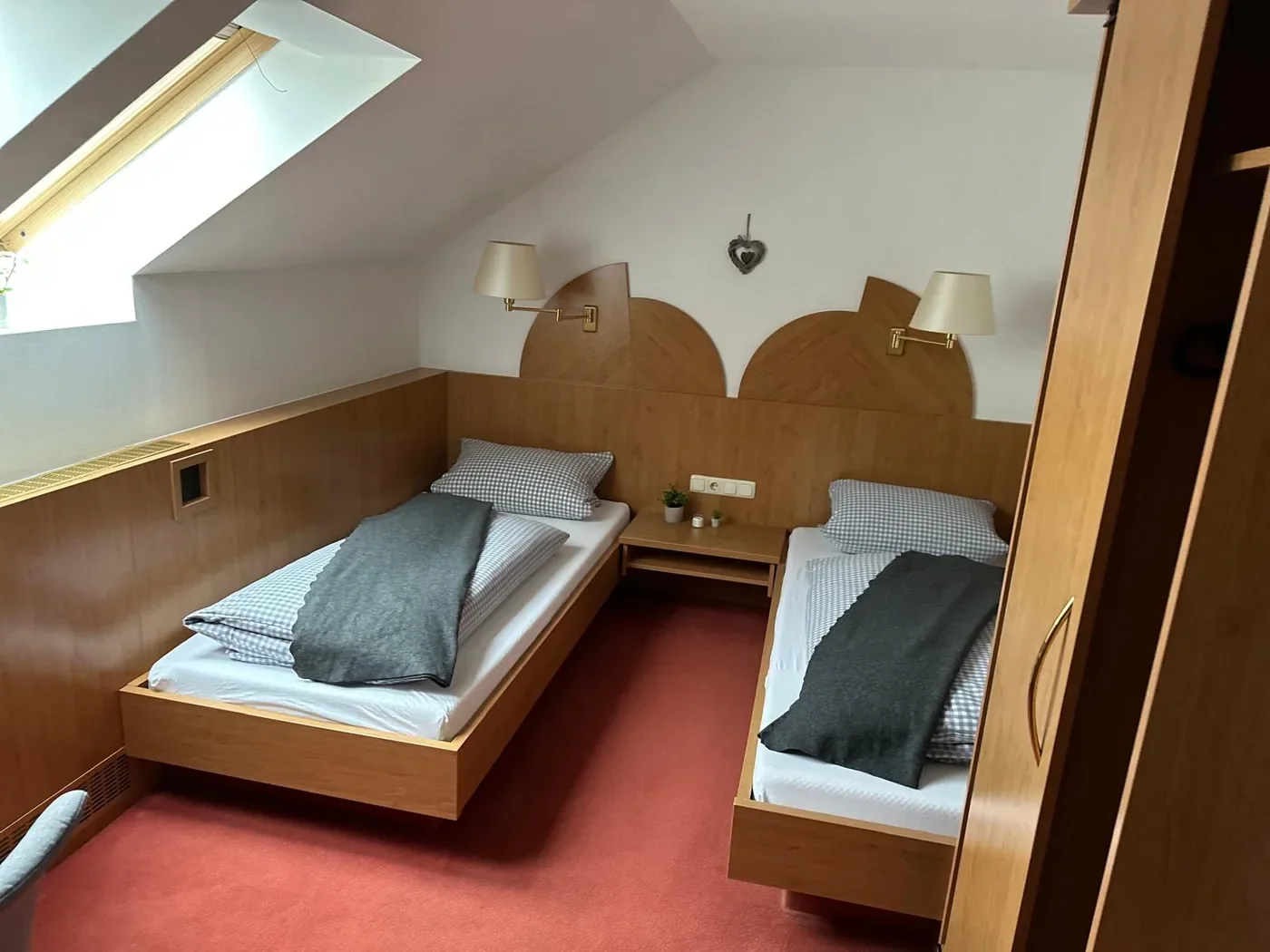Zimmer mit zwei getrennten Einzelbetten unter der Dachschräge